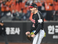 [포토] 최재훈 삼진 처리 후 환호하는 톨허스트