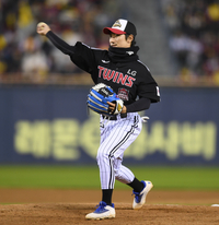 [포토] 투수로 변신한 신민재