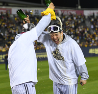 [포토] 샴페인 샤워 즐기는 김현수