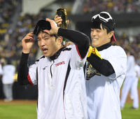 [포토] 박해민에 샴페인 공격하는 천성호