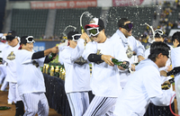 [포토] 유영찬 ‘신나는 샴페인 싸움’