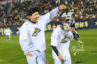 [포토] 신민재에 샴페인 세례하는 손주영