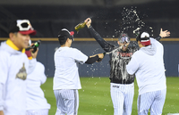 [포토] 오스틴 ‘샴페인 맛 좋아’