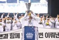 [포토] 우승 트로피 번쩍!