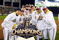 [포토] LG 외야수, 송지만 코치와 함께...