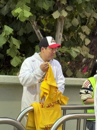 ‘KS MVP’ 김현수가 직접 응원 타올 베포를? LG 선수들, 왜 관중 출입구에 모였나 [LG우승 현장속으로]