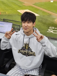 “장군님 고마워~” 우승했는데, 여전히 ‘율예앓이(?)’ 푹 빠진 구본혁…“팬 여러분 제 유니폼 많이 사줘요” [LG우승]