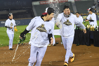 [포토] 김현수, 임찬규에 샴페인 공격