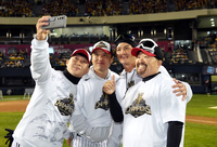 [포토] 셀카 찍는 정수성 코치, 박동원,오지환, 김용일 코치