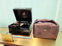 ‘LG 더후’, APEC 정상 배우자·젠슨 황 손에…‘무형유산 나전칠기함’ 특별 선물