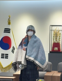 지드래곤, APEC 신라 금관 앞에서 찰칵!