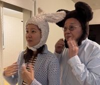 공효진, 아빠와 ‘찰칵’…곰돌이♥토끼 변신한 ‘붕어빵 부녀’의 특급 애정!