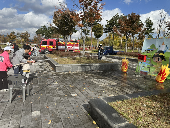 시민이 소방체험 프로그램(옥내소화전 체험)을 체험중이다. 사진|소방청