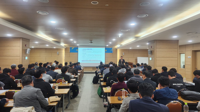 소방청 담당자가 재난현장 지휘체계에 대해 발표하고 있다. 사진|소방청