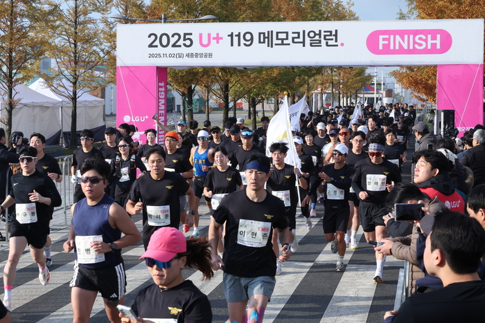 119메모리얼런 참가자들이 순직 소방관의 이름을 가슴에 달고 출발하고 있다. 사진|소방청