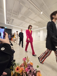 김서룡 디자이너 2026 S/S 컬렉션, ‘꽃봉오리’에 응축된 아름다움과 색채의 퍼레이드 선보여