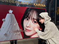 카리나, 쌩얼로 길 한복판에?…포스터 앞 본인등판했다