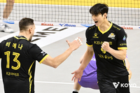 나경복·임성진·야쿱 ‘막강’한 OH라인…상대 ‘맞춤’ 조합, 3연승+선두 오른 KB손해보험 비결