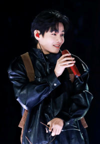 뷔, 콘서트 등장해 감동 라이브…진 “태형이가 울고 있어서”
