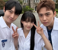 김도훈과의 열애설 털어낸 김유정, 김영대도 함께 ‘풋풋한 교복 케미’ 발산