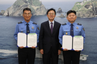 강원도립대 최종균 총장, 동해해경 조동희 경감·김호관 경위에 감사장 수여