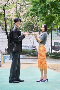 넷플릭스 예능 ‘옷장전쟁2’ 새 MC 김원중, 예능 MC 합격점!