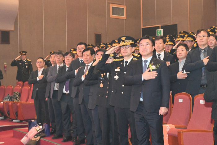 제63주년 소방의 날 기념식에 참석한 내빈들이 국기에 대한 경례를 하고 있다. 사진|소방청