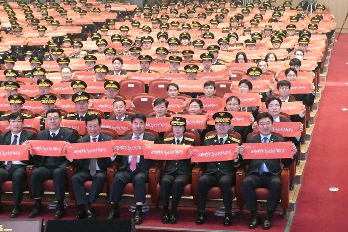 제63주년 소방의날 기념식을 마치고 참석자들이 슬로건피켓을 들고 기념촬영을 하고 있다. 사진|소방청