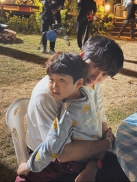 ‘부세미’ 아역 母, 진영의 ‘특급 배려’ 미담 공개 “얼굴·연기·작곡 천재 아빠”