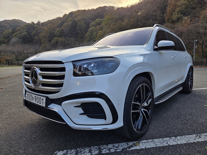벤츠 GLS 580, V8 심장이 부르는 ‘스카이폴’…묵직한 거함의 ‘소리 없는 돌진’ [원성윤의 가요타요]