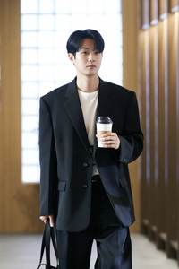 최우식, ‘우주메리미’서 감성 남주룩 완성…출근룩 교과서로 通!