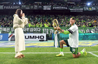 [포토]곽민선과 결혼 앞둔 송민규, 우승 트로피를 그대에게!