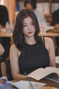 ‘국민 여동생’이 19금을?…김유정, 피범벅 얼굴로 ‘소름끼치는 미소’ 화제(‘친애하는 X’)