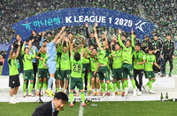 [포토]10번째 우승 트로피 들어올리는 전북의 최철순