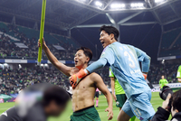 [포토]카드와 바꾼 전북 이승우의 세리머니