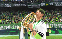 [포토]우승 트로피에 입맞춤을 하는 전북 송민규