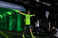 [포토]선글라스 끼고 우승 기념행사 참석하는 전북 송민규