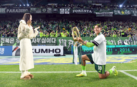 [포토]전북 송민규, 결혼 약속 곽민선 아나운서에게 우승 트로피를!