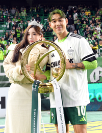 [포토]우승 트로피 든 예비 부부 전북 송민규와 곽민선 아나운서