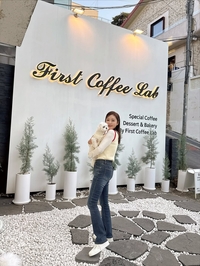 송가인, 날씬한 청바지핏으로 시선 집중! “크리스마스 트리와 함께”