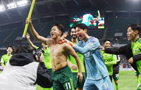 [포토]상의 벗어버린 전북 이승우