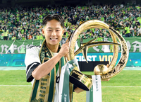 [포토]우승 트로피 든 전북 이승우