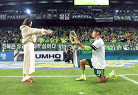 [포토]전북 송민규, 우승 트로피로 곽민선 아나운서에게 다시 한 번