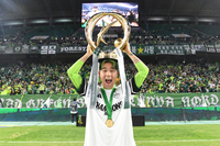 [포토]우승 트로피 든 전북 송민규, 팬들과 함께!