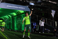 [포토]샴페인 뿌리며 입장하는 전북 이승우