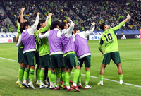 [포토]단체 셀카 세리머니하는 전북 송민규