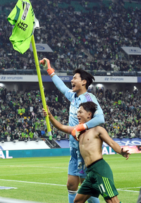 [포토]전북 이승우, 상의 탈으에 코너 플래그까지 뽑아들고...