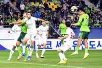 [포토]헤더 선제골 넣는 전북 송민규