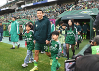 [포토]가족과 함께 경기장 입장하는 전북 김태환