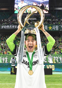 [포토]우승 트로피 든 전북 송민규